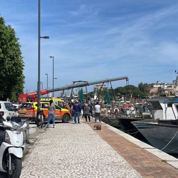 Rimini, auto finisce nel canale del porto: morto un 53enne