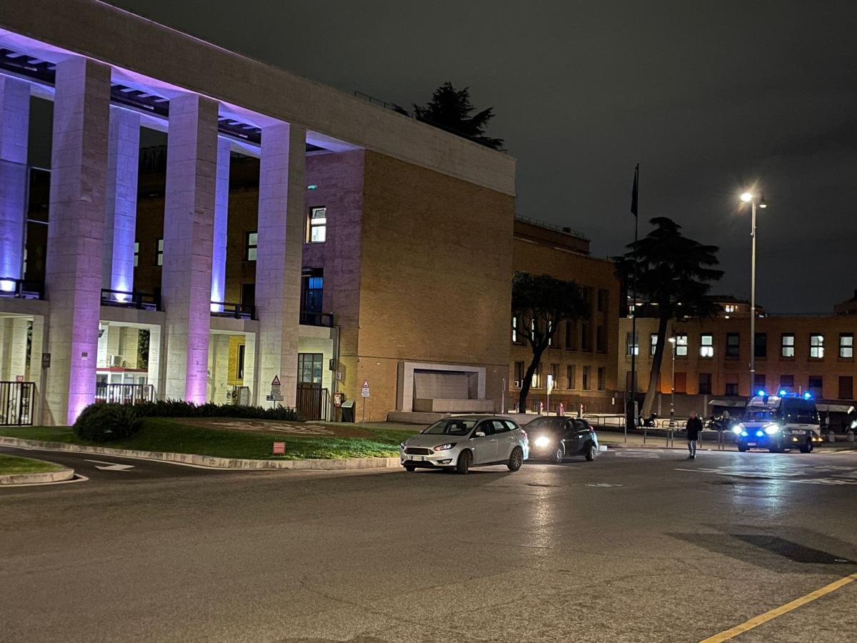 Roma, studenti a La Sapienza occupano rettorato dell’università in sostegno alla causa palestinese | FOTO