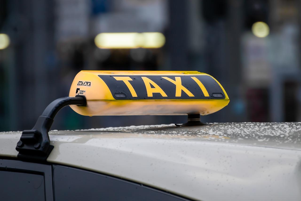 Milano, violenza contro le donne: su Tik Tok una ragazza salvata da un taxi racconta come è riuscita a fuggire