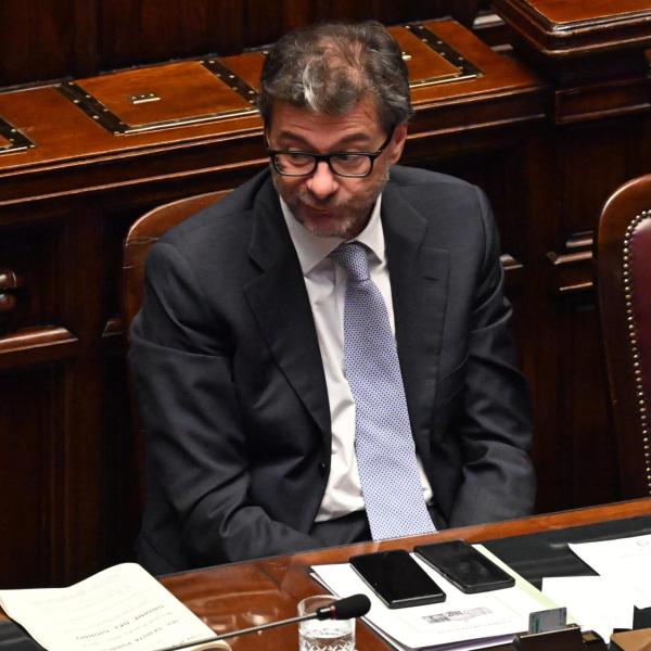 Chi è Giancarlo Giorgetti, il ministro che minaccia di fare il “cattivo” ma che si rivela sempre l’uomo del vorrei ma non posso