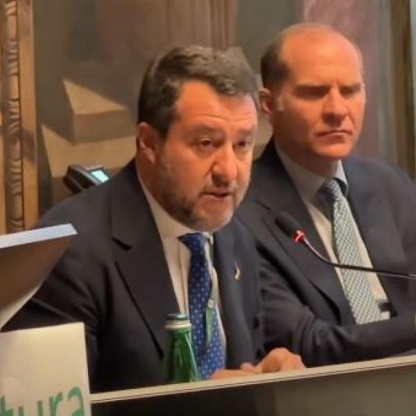 Gaffe di Salvini, accusa gli ambientalisti per la vernice rossa sulla scalinata di piazza di Spagna ma erano state le attiviste contro i femminicidi | VIDEO