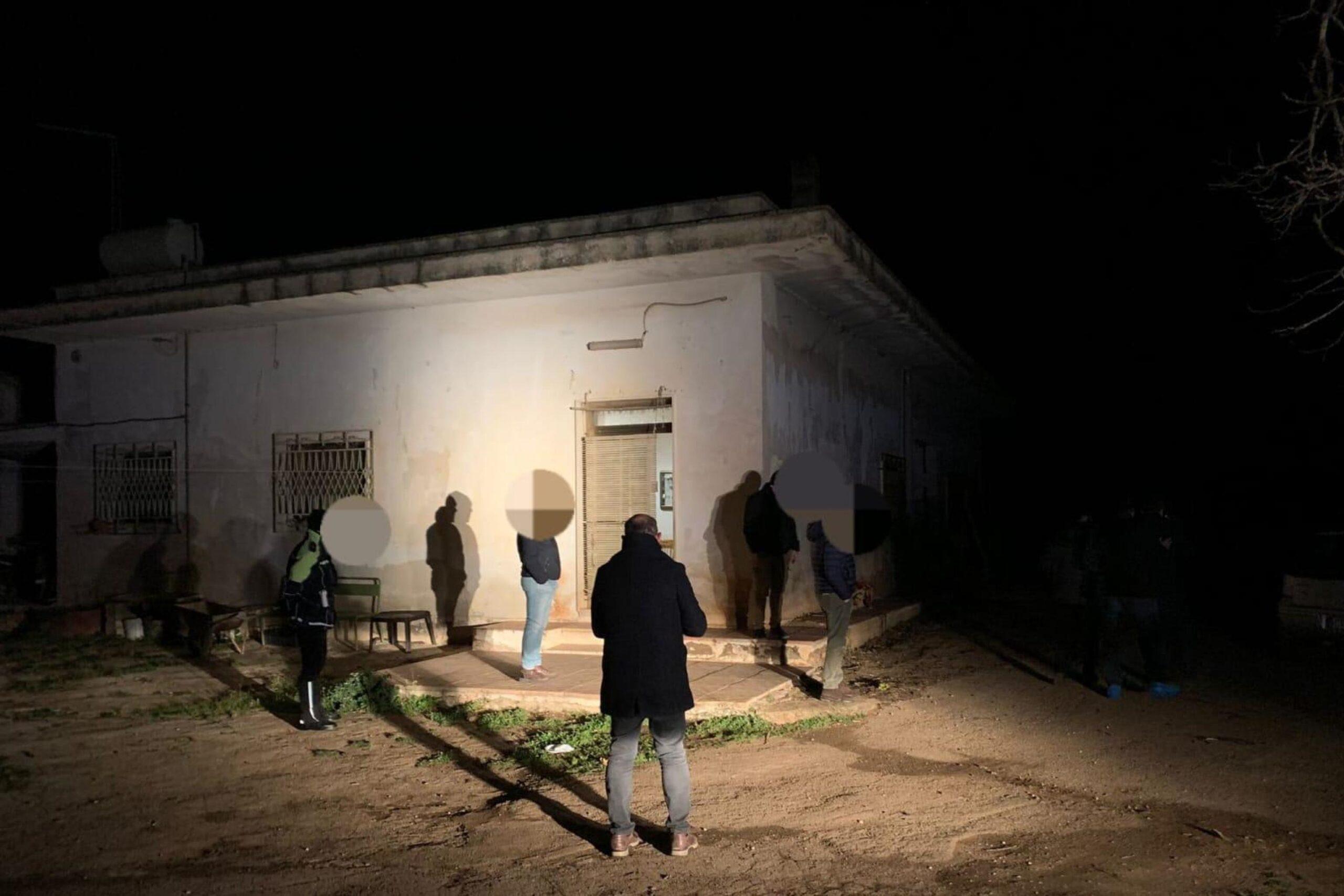 Coniugi uccisi a Brindisi, fratello e nipote dell’uomo in caserma. Sequestrato un fucile da caccia durante una perquisizione