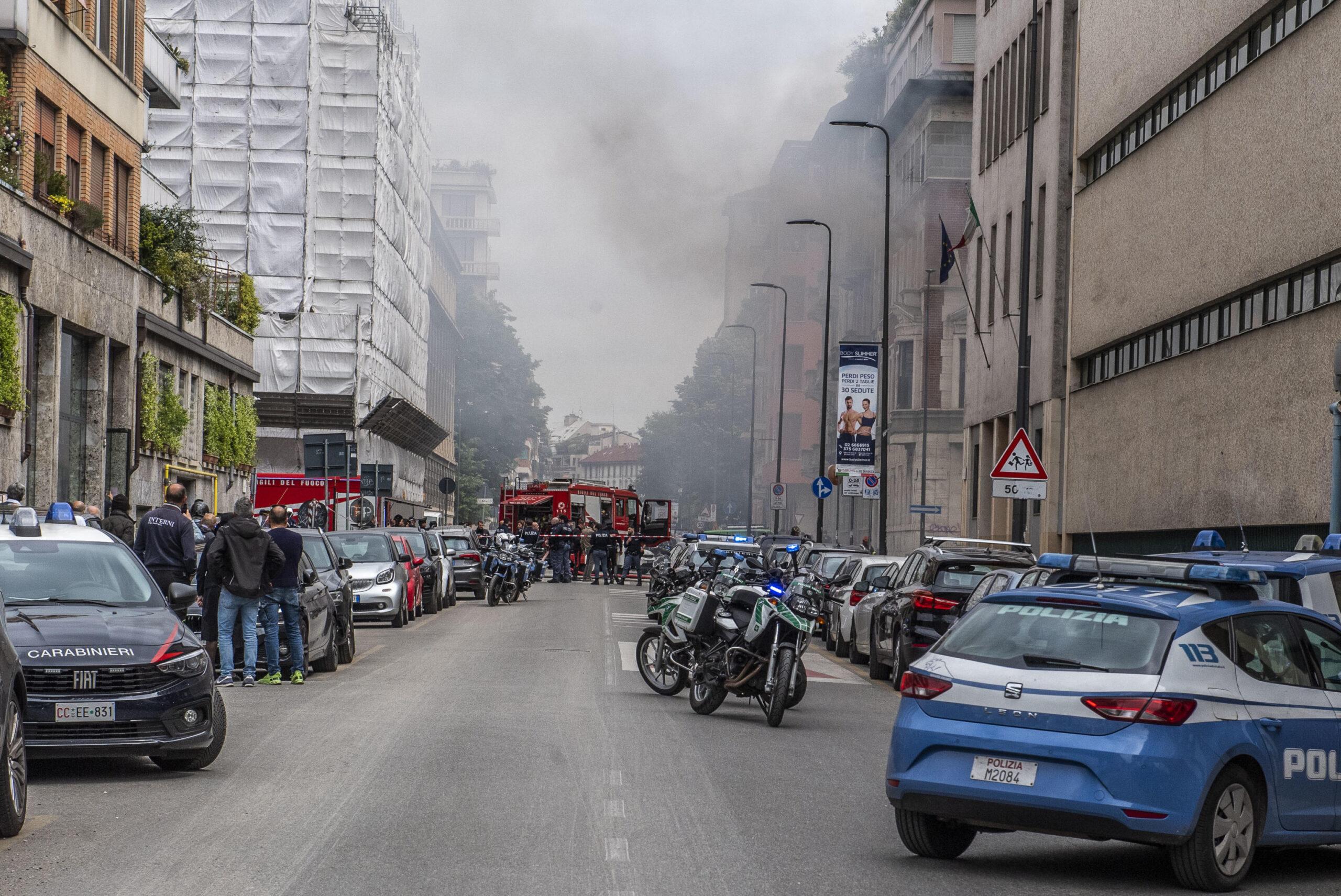 Milano, esplode un furgone con bombole di ossigeno a Porta Romana: 4 feriti nell’incendio | VIDEO E FOTO