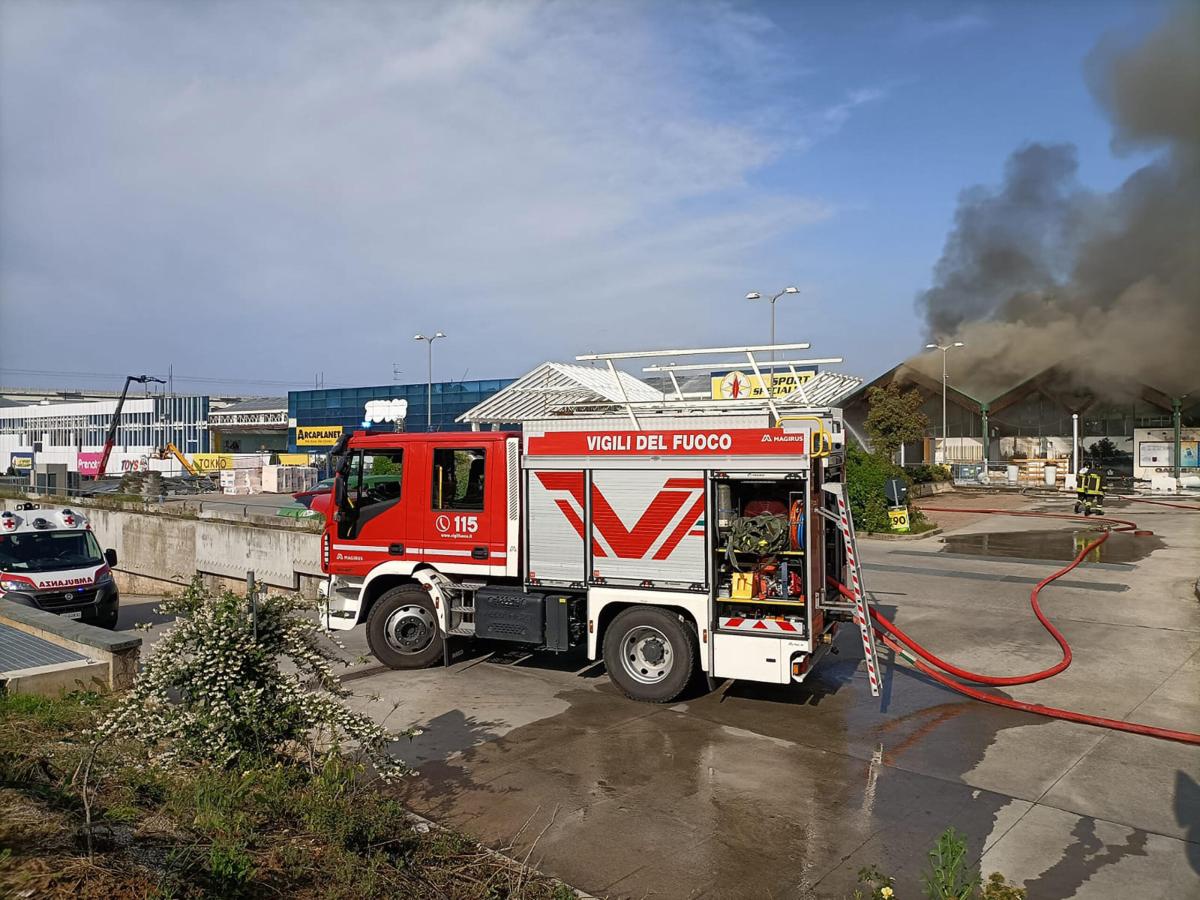 Cosenza, incendio in un capannone tra Rende e Montalto Uffugo