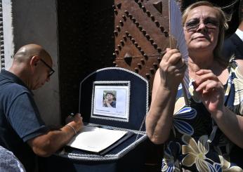 Funerali di Giovanbattista Cutolo, dura la predica del vescovo Battaglia: “Quella mano l’abbiamo armata anche noi”. La madre in lacrime chiede giustizia per il figlio