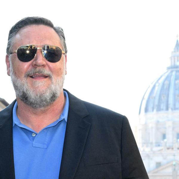 Sanremo 2024, Russell Crowe sarà ospite. Amadeus conferma: “Ecco quando si esibirà con la band”