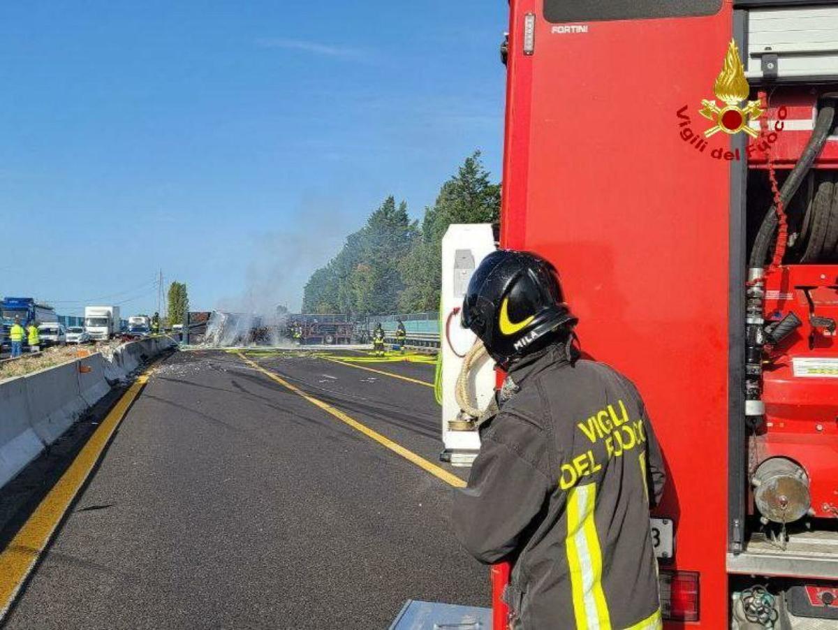 Avellino, incendio sull’A16: in fiamme un’autobus, nessun ferito