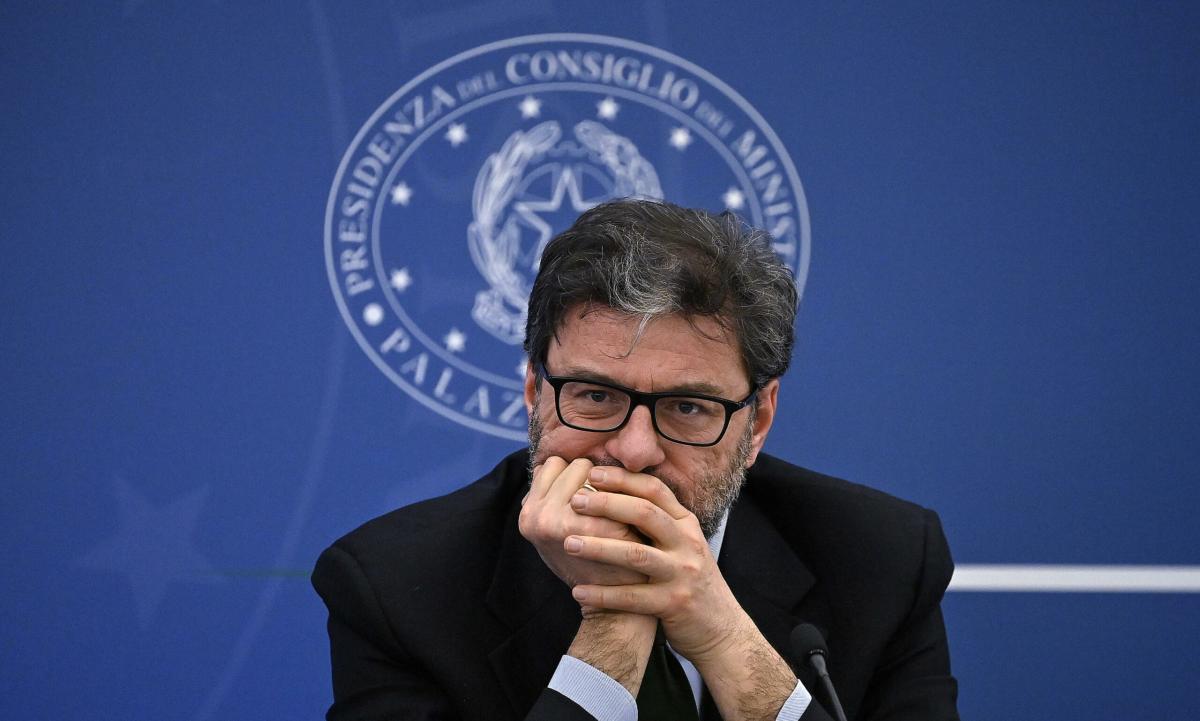 Vendita quote Poste Italiane, il ministro Giorgetti: “Anche con alienazione quota Mef controllo resta allo Stato”