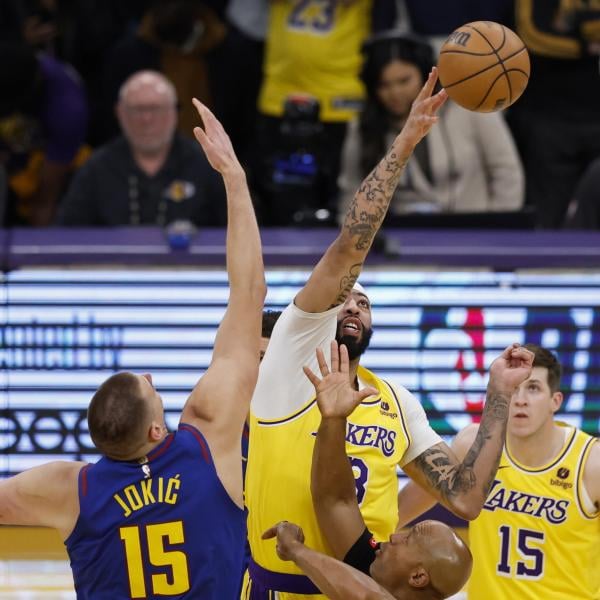 NBA, Denver va sul 3-0 contro i Lakers. Embiid ne mette 50