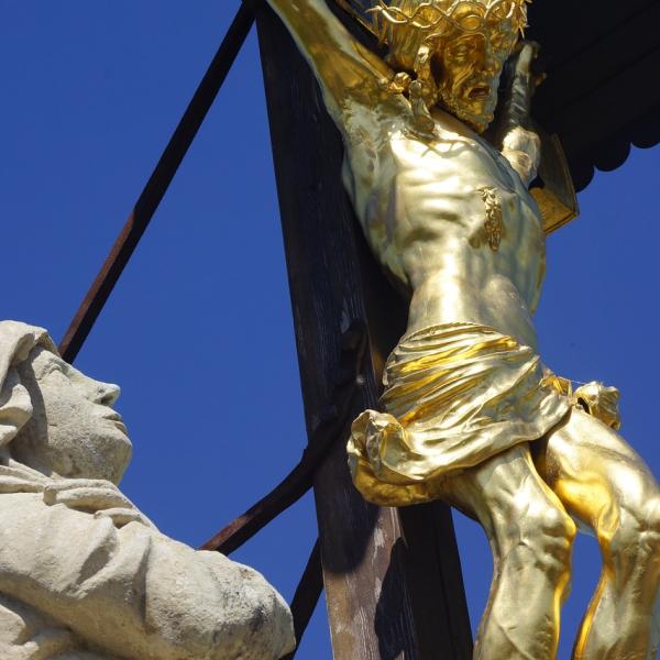 Via Crucis 2024 Roma: come partecipare, testo, preghiere e stazioni del rito pasquale al Colosseo