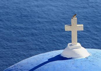 Sacerdote celebra messa al mare: la Procura avvia le indagini per reato