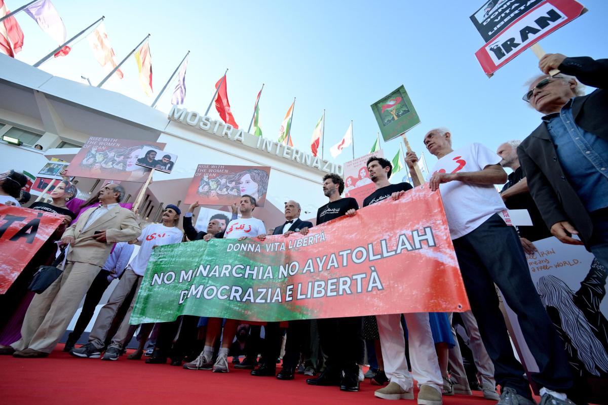 Flash mob sul tappeto rosso, Venezia 80 si schiera con l’Iran | VIDEO