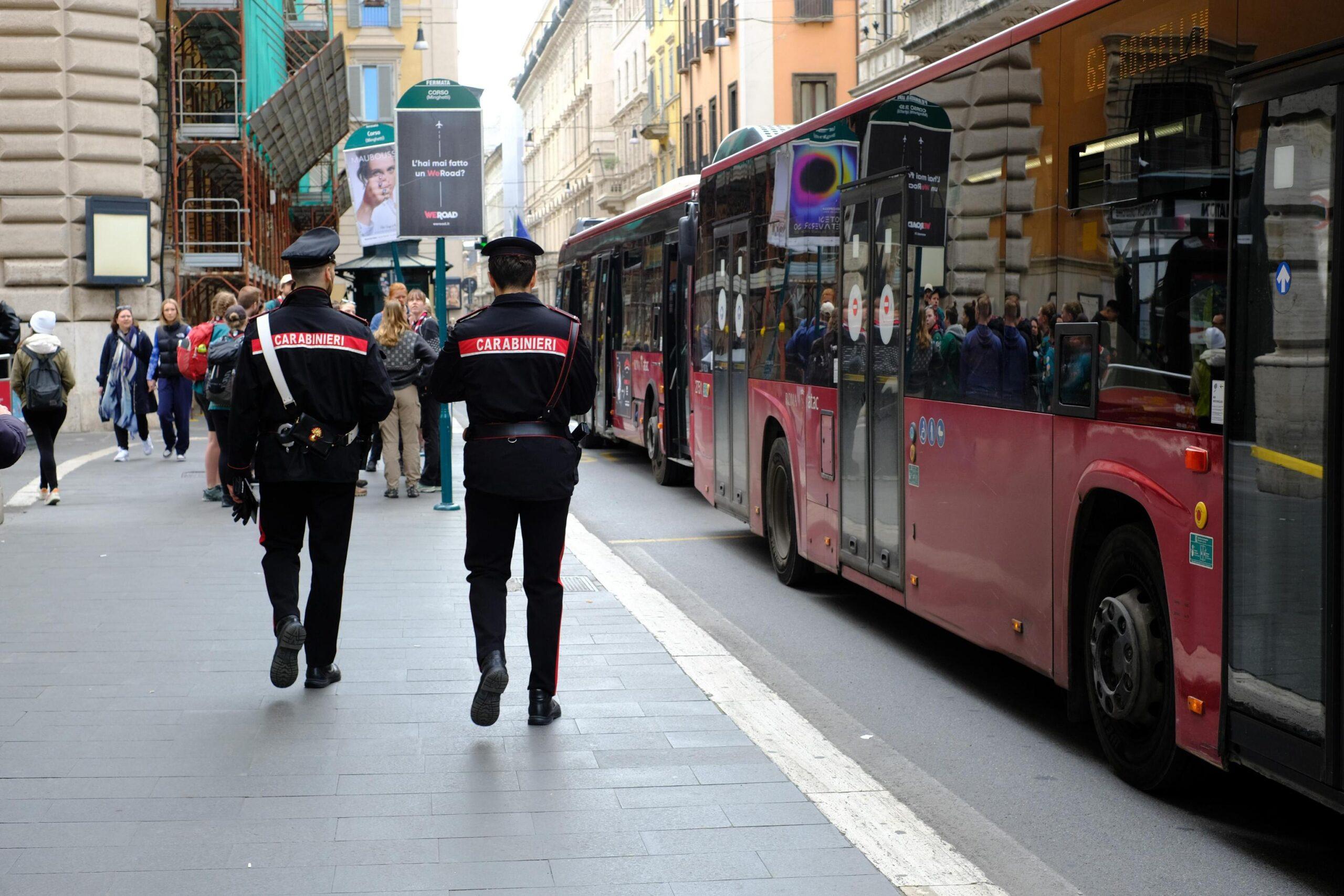 Roma, autista di un bus prima aggredito e poi rapinato durante il servizio