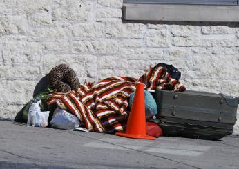 Sarzana, clochard picchiato con una spranga: spuntano i video della sorveglianza