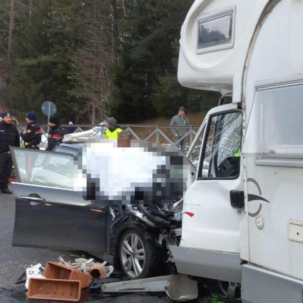 Codevigo, incidente sulla Romea: schianto tra auto e un camper. Un morto e traffico bloccato