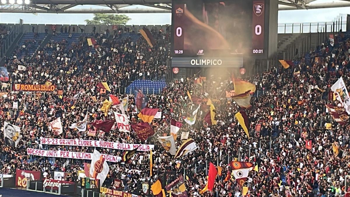 Roma – Salernitana striscione dei tifosi in Curva Sud per la finale…