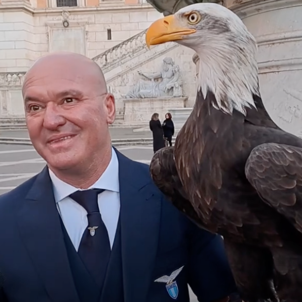 Lazio-Roma, il falconiere Bernabé scherza: “Olimpia colpita da affermazioni di Mourinho” | VIDEO