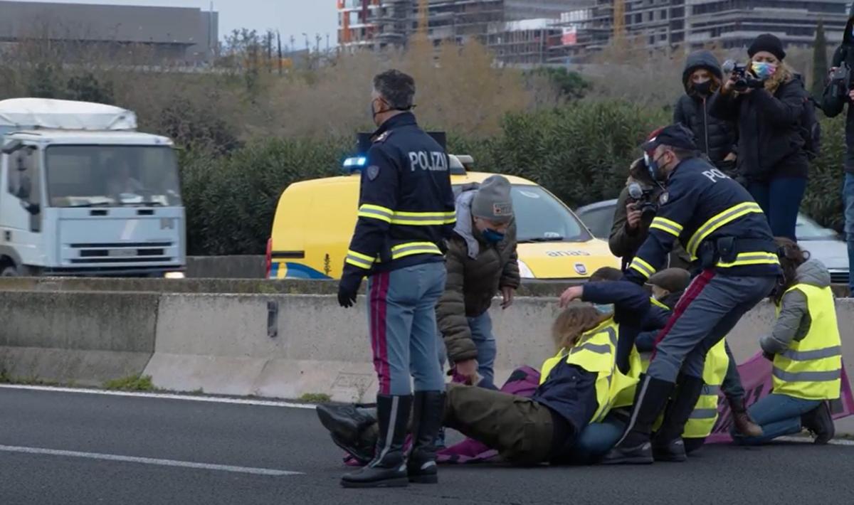 Attivisti bloccano il Grande Raccordo Anulare, portati via di peso …