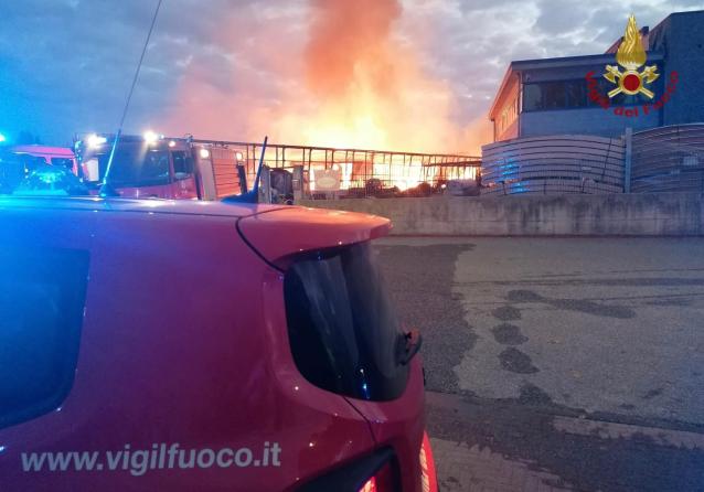 Cascina Biblioteca Milano in fiamme, bruciati mezzi agricoli