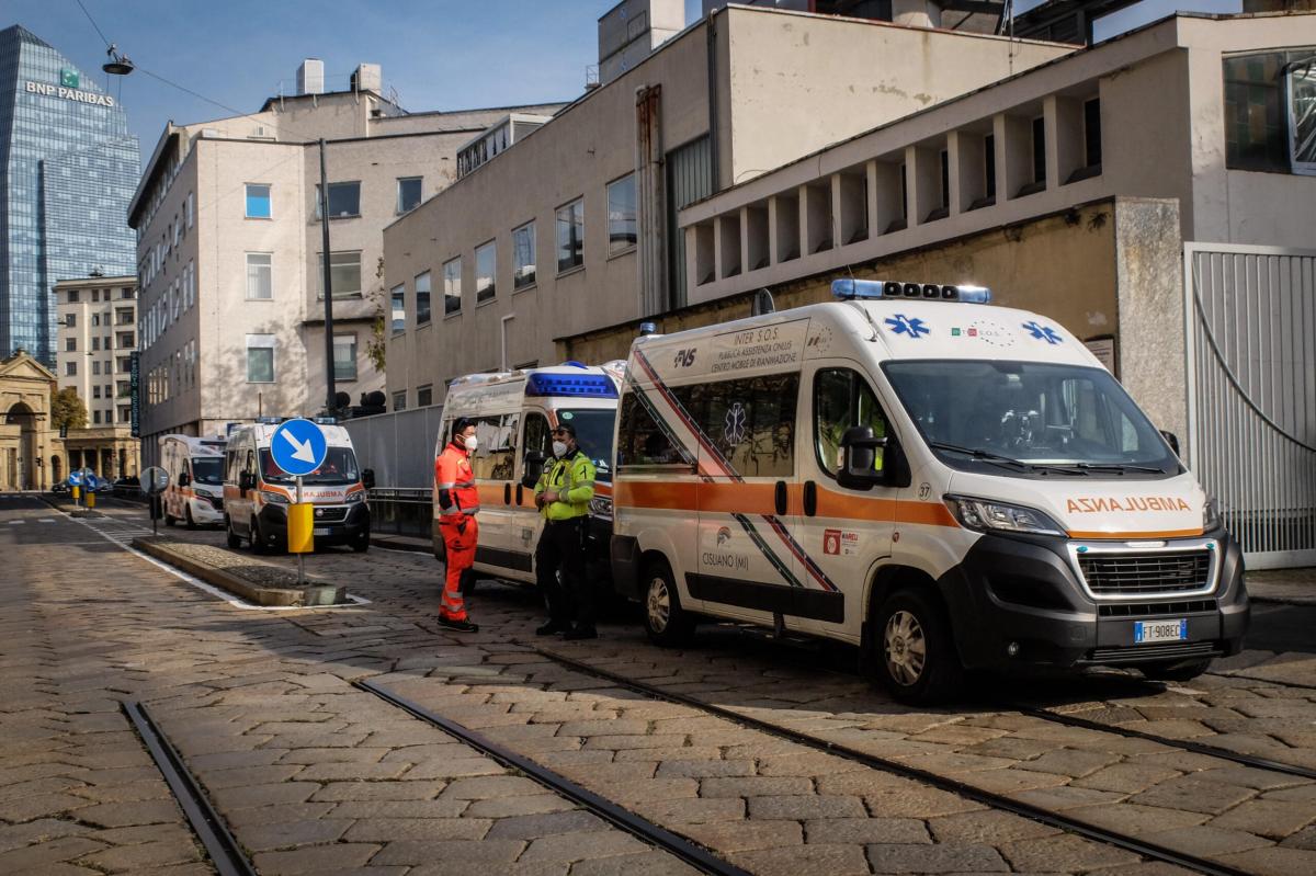 Incidente a Milano, donna investita da camion dei rifiuti in via Tr…