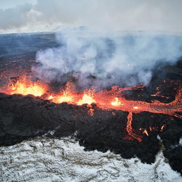 Islanda, l’eruzione del Reykjanes sta rallentando. A Reykjavik la vita torna alla quotidianità