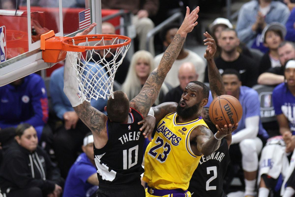 NBA, il derby di Los Angeles va ai Lakers: LeBron James stellare con 34 punti