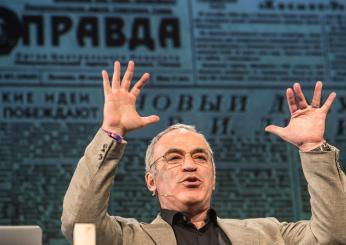 Russia, scatta l’arresto in contumacia per lo scacchista Kasparov: è accusato di “terrorismo”