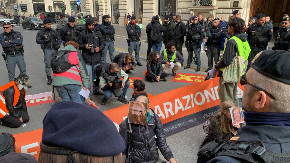 Roma, Ultima Generazione blocca via del Corso: gli attivisti per il…