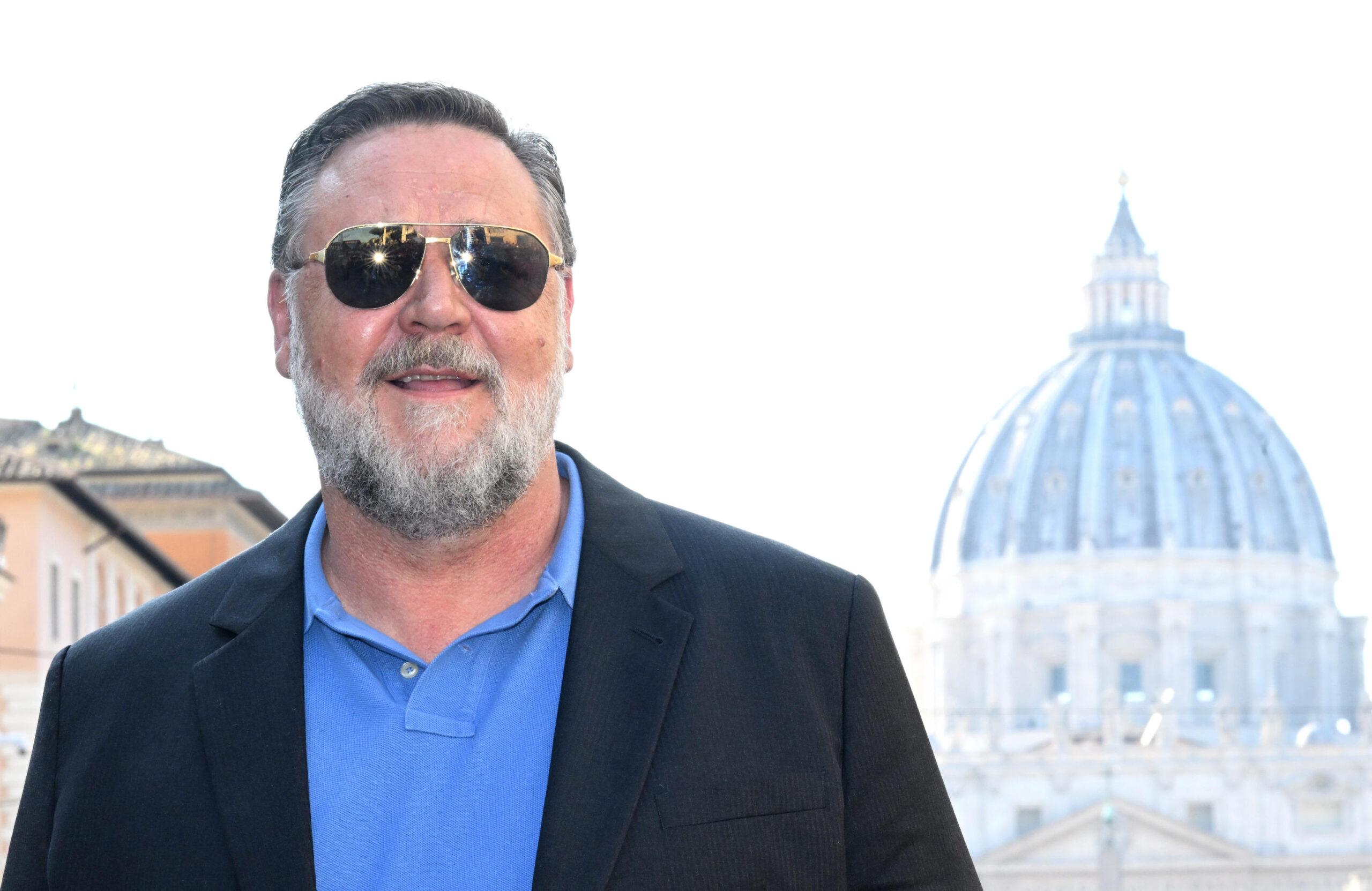 Russell Crowe lancia un appello ai romani su Twitter: “Aiutatemi a trovare il caricaturista che fece un ritratto ai miei figli”