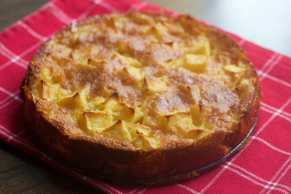 Buonissima e senza forno: è la torta di mele in padella vegana