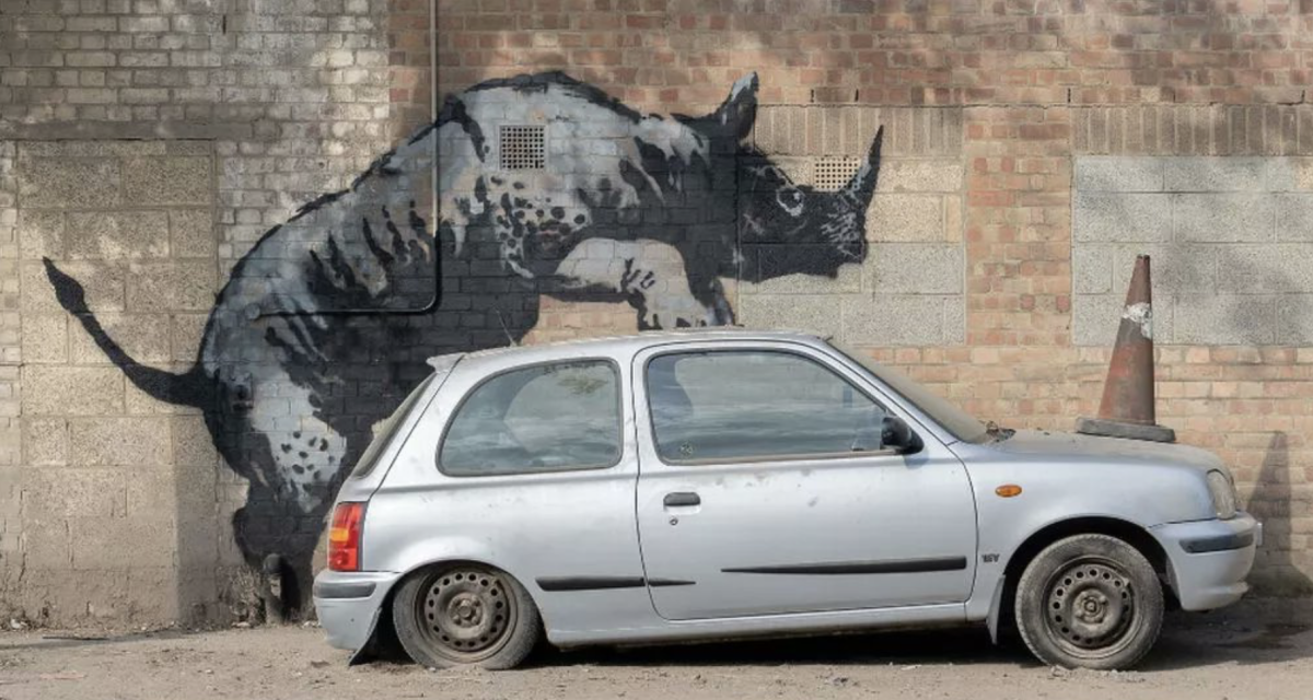 London Zoo di Banksy continua: spunta un rinoceronte ma è stato vandalizzato | FOTO