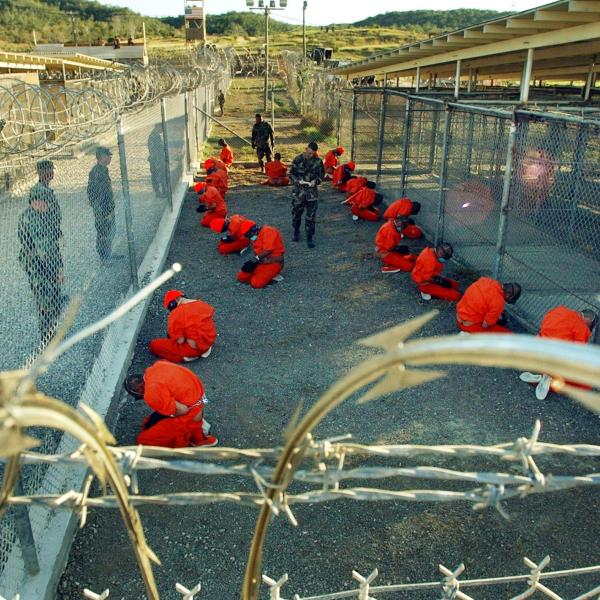 Accadde oggi, 11 gennaio 2002: apre il campo di Guantanamo