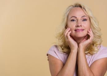 Come aiutare i capelli in menopausa? Rimedi naturali e consigli