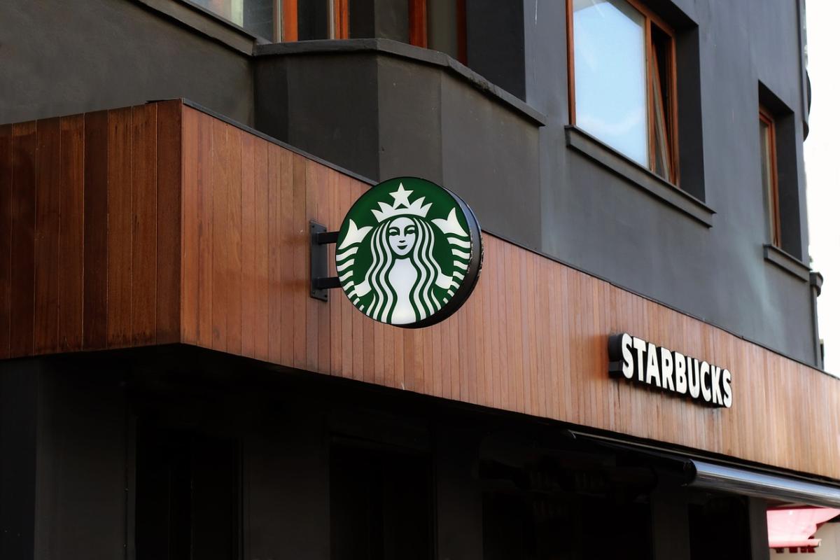 Inaugurato a Napoli il primo Starbucks, com’è e dove si trova