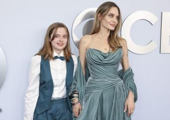 Angelina Jolie e la figlia Vivienne hanno un tatuaggio abbinato: il significato e cosa c’è scritto