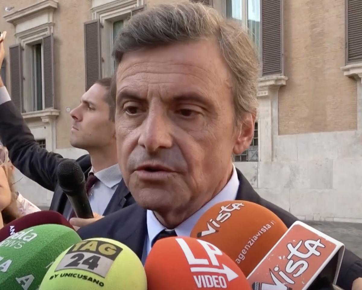 Stellantis, l’audizione di Tavares alla Camera finisce in rissa, tutti contro il ceo, da Conte a Schlein fino a Calenda: “Una presa in giro” | VIDEO