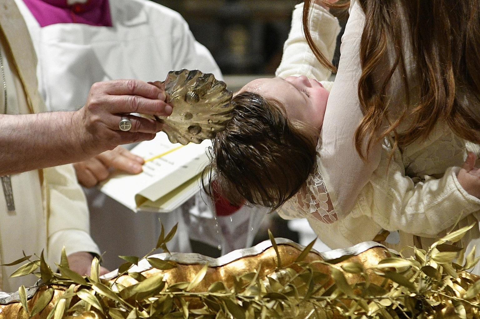 Aboliti padrini e madrine in battesimi e cresime, la decisione di un Vescovo Casertano