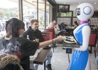 Cameriere robot in un bar a Treviso per carenza di personale