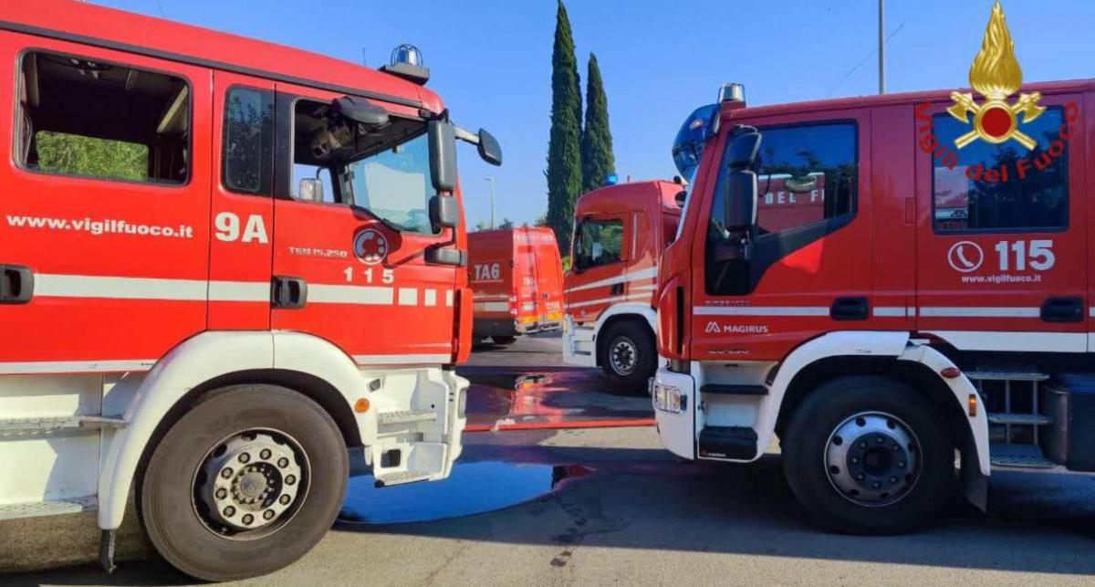 Roma, incendio a Castel Romano: evacuato l’outlet e traffico rallentato sulla Pontina. Cos’è successo?