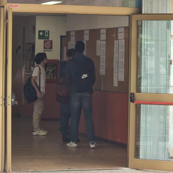 Napoli, studente caduto dalla finestra della scuola a Torre del Greco: si ipotizza il suicidio