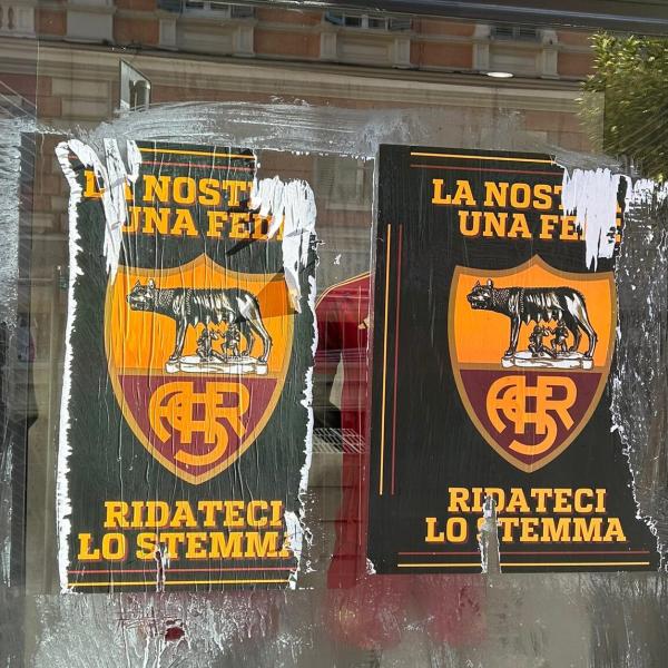 Roma, contestazione dei tifosi per le vie della Capitale con adesivi e striscioni: “Ridateci lo stemma” | FOTO