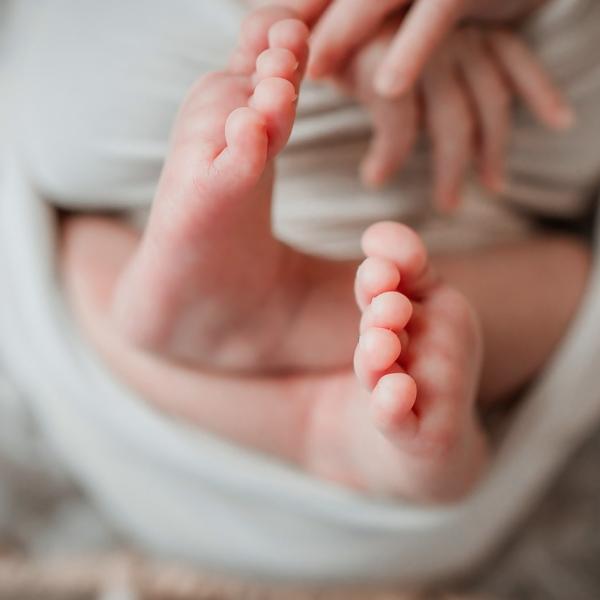 Siena, bimba morta per una pila, disposta l’autopsia: “Le sostanze rilasciate hanno leso l’aorta”