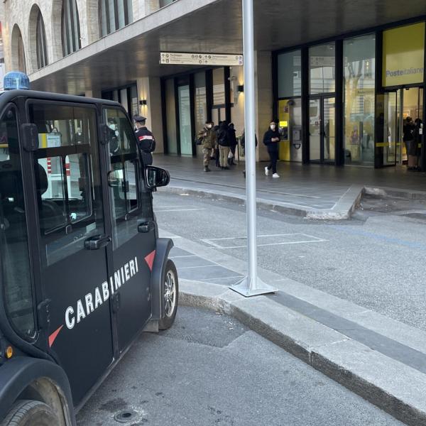 Accoltellato Roma Termini, turisti e passanti: ‘Evitate la zona della stazione’