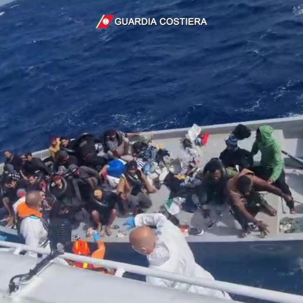 Ennesima tragedia nel Mediterraneo: 10 migranti morti, 51 salvati dalla nave ong Nadir. Altri 62 soccorsi nella notte