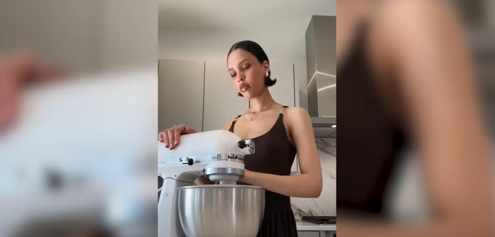 Chi è Nara Smith? La modella fa video Asmr mentre cucina in abito da sera e diventa famosa