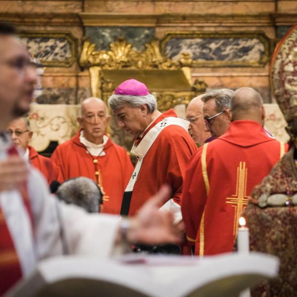 A Napoli la Curia denuncia quattro falsi preti, la difesa di uno di loro: “Non prendiamo in giro i fedeli, sanno in nome di chi predichiamo”