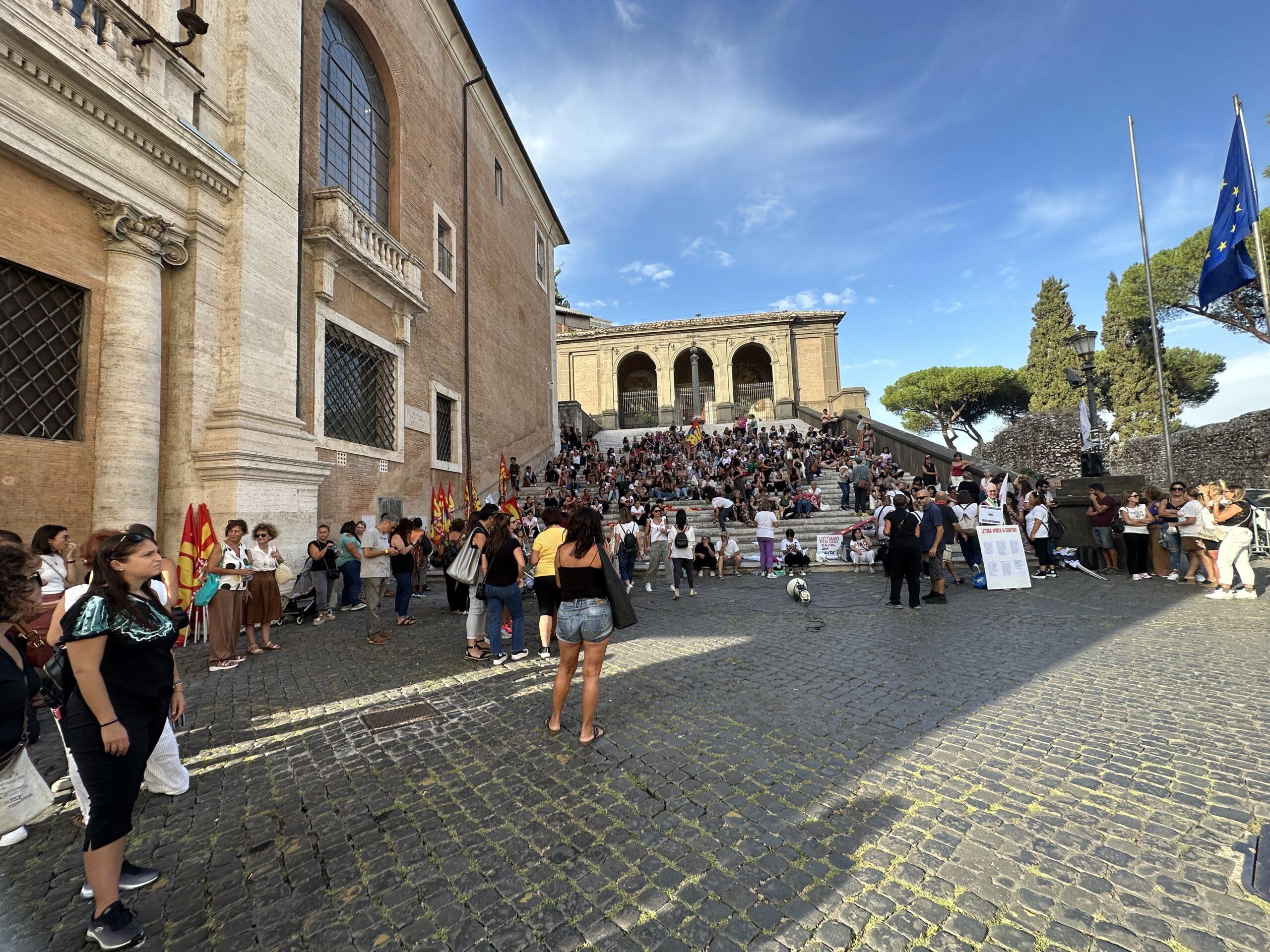 Roma, educatrici e maestre in Campidoglio per protestare contro i tagli: “Combattiamo per i diritti dei bambini” | ESCLUSIVA VIDEO