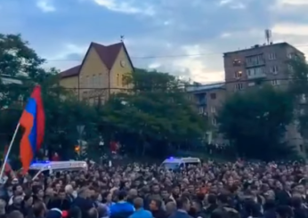 Armenia, proteste nella capitale Erevan contro il premier Pashinyan per le concessioni territoriali all’Azerbaigian: 273 arresti | VIDEO