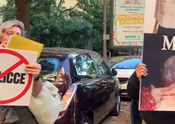 Manifestazione “No Fur Rome” davanti negozio Max Mara di Viale Marconi a Roma: “Il brand non utilizzi pellicce”l VIDEO