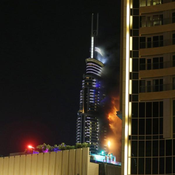 Dubai incendio: a fuoco grattacielo di 35 piani